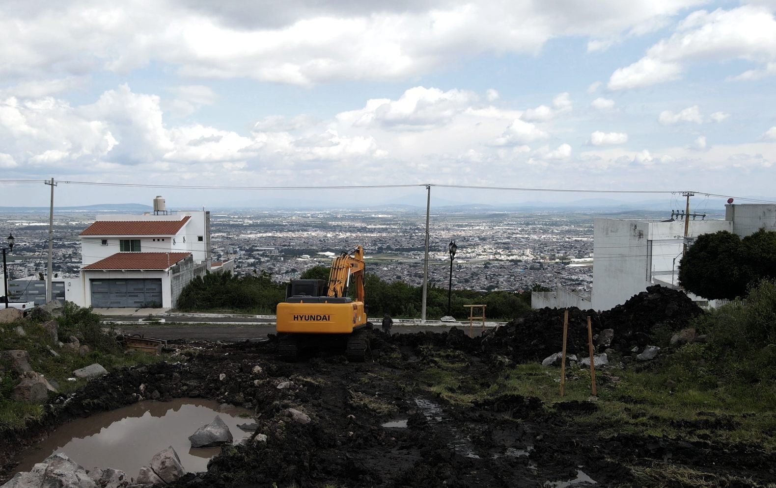 Excavadora iniciando la obra