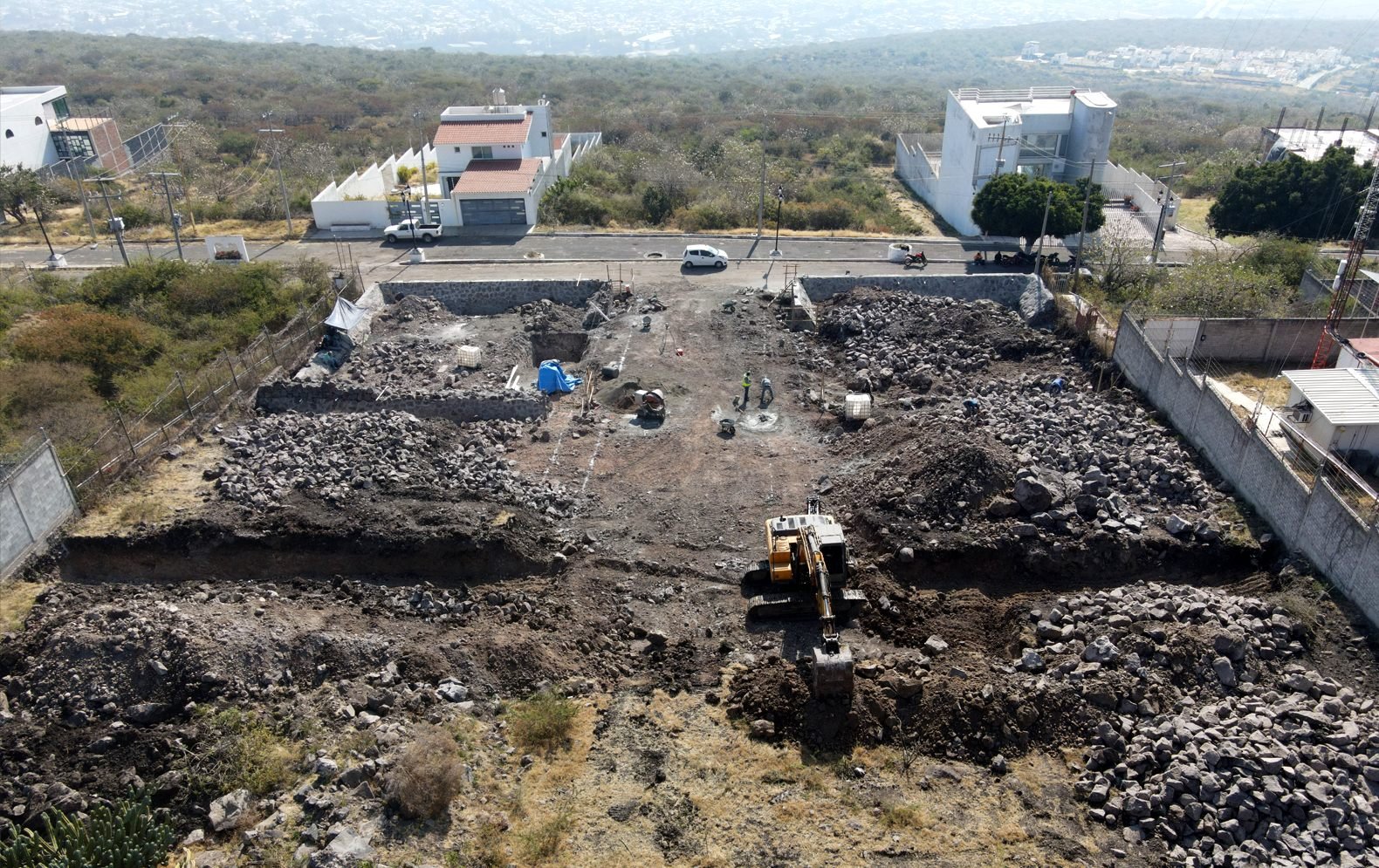 Excavadora avanzando en la obra