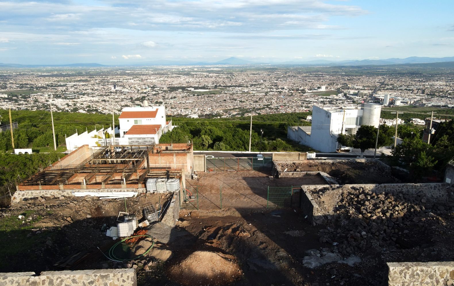 Vista de las casas en construcción, AVATA